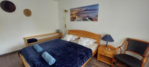 A bed or beds in a room at Kikötő Vendégház