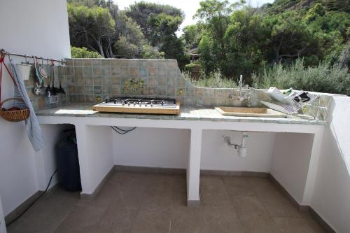cocina con fregadero y encimera en Il Giglio di mare, en San Saba