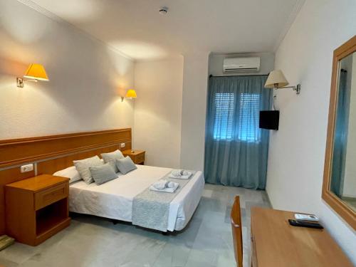 Un pat sau paturi într-o cameră la Hotel Puerto de Palos (La Rabida)