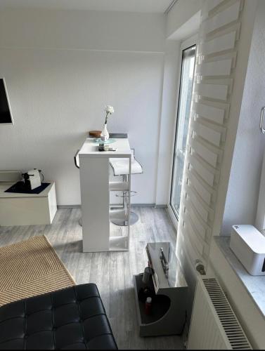 un soggiorno con divano nero e tavolo bianco di Apartment in Stadtmitte a Dusseldorf