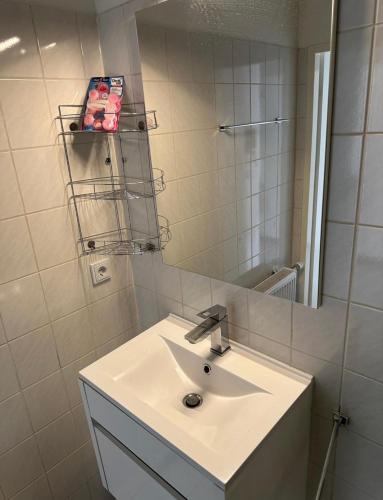 bagno con lavandino e specchio di Apartment in Stadtmitte a Dusseldorf