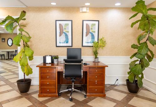 an office with a desk with a computer on it at Quality Inn Carrollton Medical Center in Carrollton