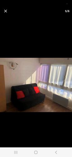 Cette chambre dispose d'un lit en face des fenêtres. dans l'établissement Appartement pied des pistes, à Puy-Saint-Vincent