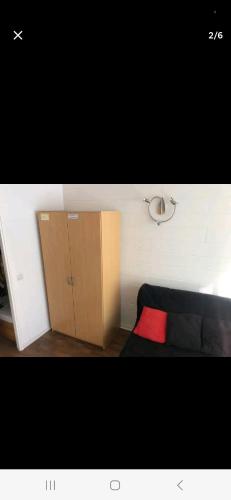 Cette petite chambre comprend un lit et une armoire. dans l'établissement Appartement pied des pistes, à Puy-Saint-Vincent