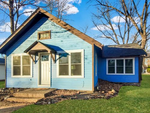 a blue tiny house in a yard at Okoboji BLUEtiful Cottage in Arnolds Park
