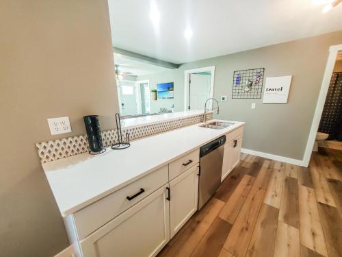 una cucina con un lavello e un piano di lavoro di Okoboji BLUEtiful Cottage ad Arnolds Park