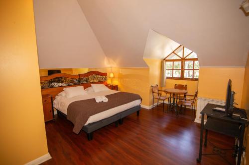 Cama ou camas em um quarto em Hotel Inti Kuyen Plaza