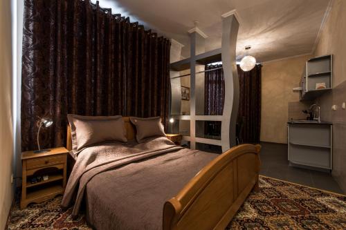 ein Schlafzimmer mit einem großen Bett in einem Zimmer in der Unterkunft Premium Hotel in Czernowitz