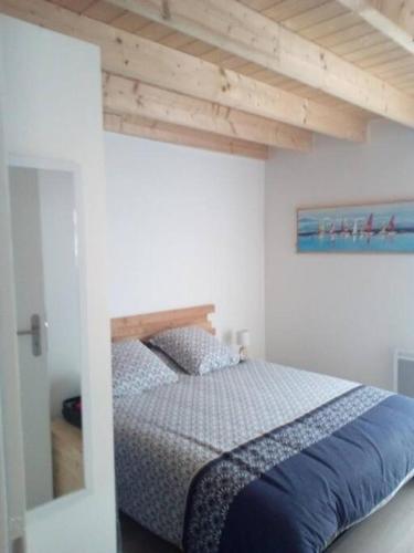 une chambre avec un lit avec un plafond en bois dans l'établissement Maison neuve plain-pied à 400m de la plage, jardin, garage, à La Tranche-sur-Mer