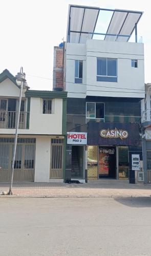 un bâtiment avec un panneau d'hôtel devant lui dans l'établissement HOTEL EL GRAN CASINO ESMERALDA, à Barbosa