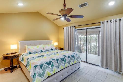 1 dormitorio con 1 cama y ventilador de techo en Greers Ferry Lake Vacation Rental with Porch and View!, en Heber Springs