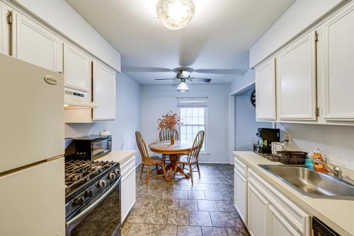 Fotografie z fotogalerie ubytování Clinton Township Condo Near Lanse Creuse Bay! v destinaci Lakeside