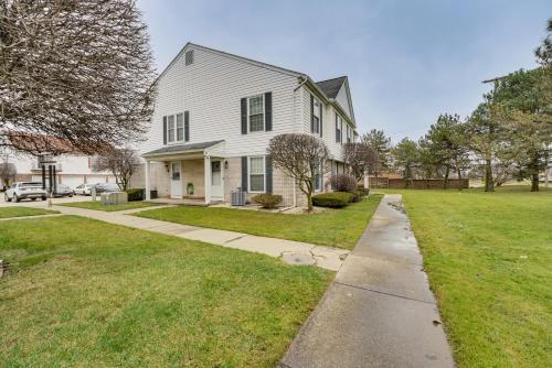 Fotografie z fotogalerie ubytování Clinton Township Condo Near Lanse Creuse Bay! v destinaci Lakeside