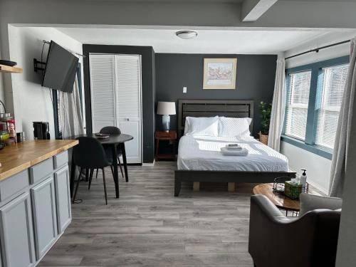 Cet appartement comprend une chambre avec un lit et une table ainsi qu'une cuisine. dans l'établissement Rustic & Modern Farmhouse I Near Plaza Distric, à Oklahoma City