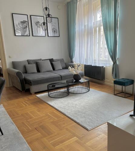 a living room with a couch and a table at Byt ve městě Praha 2 in Prague