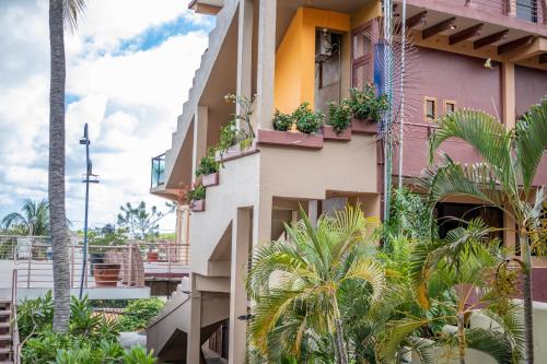 a building with plants on the side of it at Hotel El Mirador in Puerto Escondido