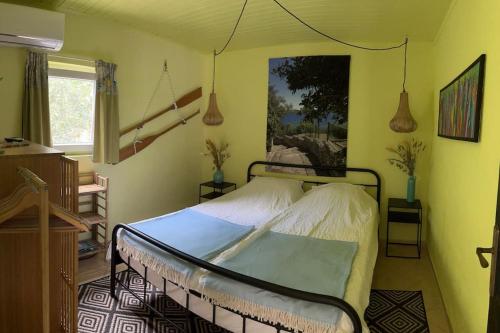 - une chambre avec un lit dans une pièce jaune dans l'établissement Apartment Smokva, à Trogir