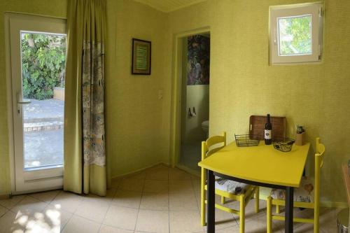 une salle à manger jaune avec une table et des chaises jaunes dans l'établissement Apartment Smokva, à Trogir