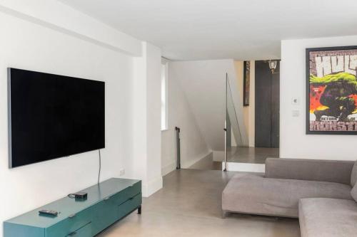 Televisyen dan/atau pusat hiburan di 3 Bedroom, 3 bathroom large flat with sea views!