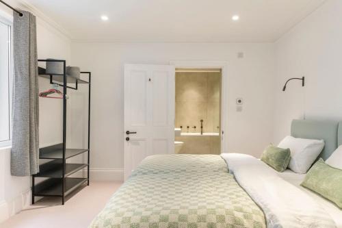 Katil atau katil-katil dalam bilik di 3 Bedroom, 3 bathroom large flat with sea views!