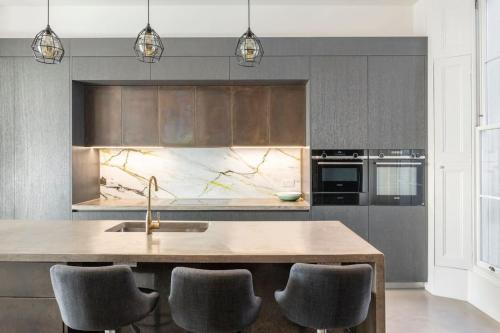 Dapur atau dapur kecil di 3 Bedroom, 3 bathroom large flat with sea views!
