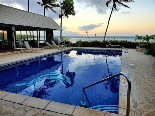 uma grande piscina ao lado de uma casa em Oceanfront true 2 bedroom w/lanai on Molokai em Ualapue
