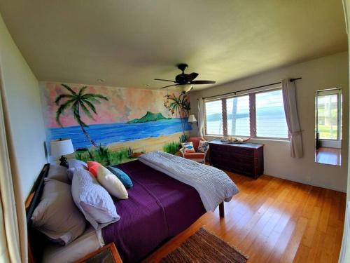 Ualapue的住宿－Oceanfront true 2 bedroom w/lanai on Molokai，卧室配有一张床,墙上挂有绘画作品