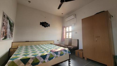 1 dormitorio con 1 cama y vestidor en 2nd Floor Bedroom Homestay, en Jalandhar