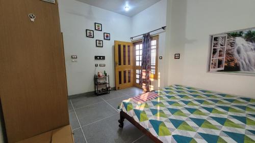 1 dormitorio con 1 cama en una habitación con ventana en 2nd Floor Bedroom Homestay, en Jalandhar