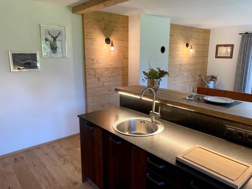 een keuken met een wastafel en een aanrecht bij Bergromantik Apartments Fritzenlehen in Berchtesgaden
