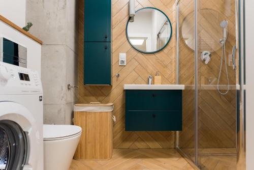 a bathroom with a sink and a mirror at Witkacy Apartament in Słupsk
