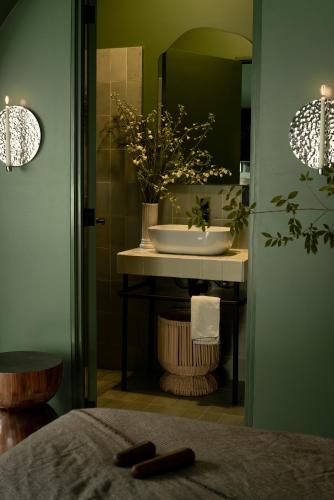 a bathroom with a sink and a mirror at Casa España in Guadalajara
