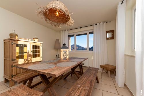 une salle à manger avec une table et des bancs en bois dans l'établissement la grande cabane du Blanc Ruxel, à Xonrupt-Longemer