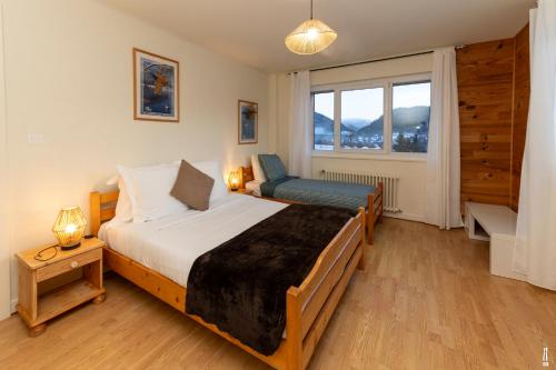 ein Schlafzimmer mit einem Bett und einem Stuhl darin in der Unterkunft la grande cabane du Blanc Ruxel in Xonrupt-Longemer