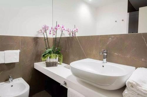 uma casa de banho com um lavatório branco e um WC. em Sweet Home em Concordia Sagittaria