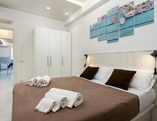 1 dormitorio con 1 cama grande y toallas. en Sweet Home, en Concordia Sagittaria