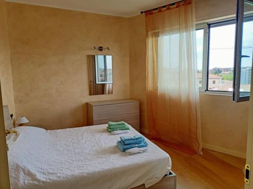 una camera da letto con un letto e due asciugamani di Angolo 23 a Bergamo