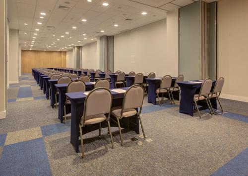a conference room with rows of tables and chairs at Hilton Garden Inn São José do Rio Preto in Sao Jose do Rio Preto