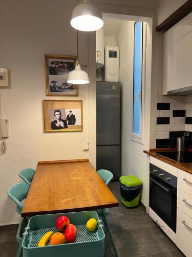 a kitchen with a table with fruit on it at Bonito apartamento en zona centrica de Barcelona in Barcelona
