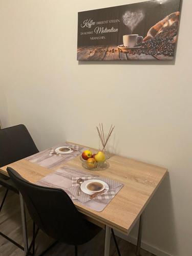 a wooden table with a bowl of fruit on it at Schöne Ferienwohnung/Pendlerwohnung in Uelzen