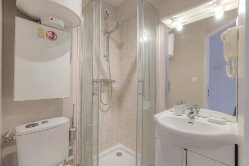uma casa de banho com um chuveiro, um WC e um lavatório. em Lionne-Stade du Lou em Lyon