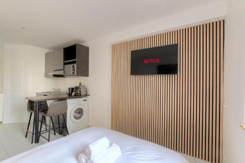 une chambre avec un lit et une cuisine avec un comptoir dans l'établissement Lionne-Stade du Lou, à Lyon