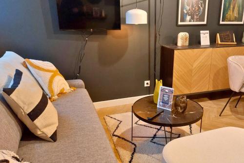 un salon avec un canapé et une table dans l'établissement L'Aurore Berbère, hypercentre de Rouen, au calme, à Rouen