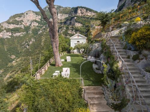 una casa en el lado de una montaña con escaleras en Agriturismo Sant'Alfonso, en Furore