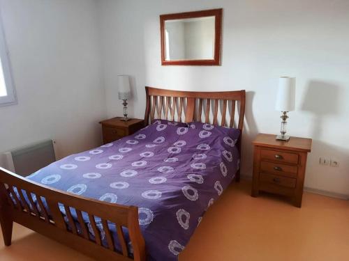 1 dormitorio con 1 cama con edredón morado en Maison/Parking Privé/Piscine/Wifi/Canal du midi, en Béziers