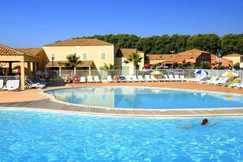 una persona en el agua en una piscina en Maison/Parking Privé/Piscine/Wifi/Canal du midi, en Béziers