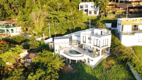 an overhead view of a large white house at Casa estrada da torre in Ilhabela