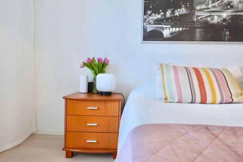 Säng eller sängar i ett rum på Cozy 93m² Townhouse with Large Terrace & Sauna