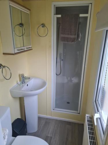 W łazience znajduje się umywalka i prysznic. w obiekcie 31 Beachlands w mieście Cowes