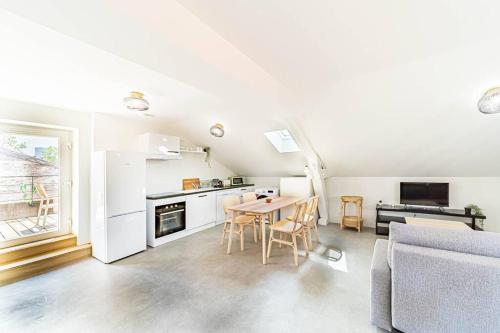 - une cuisine et une salle à manger avec une table et un canapé dans l'établissement Magnifique Rooftop 4 personnes, proche Part-Dieu, à Villeurbanne